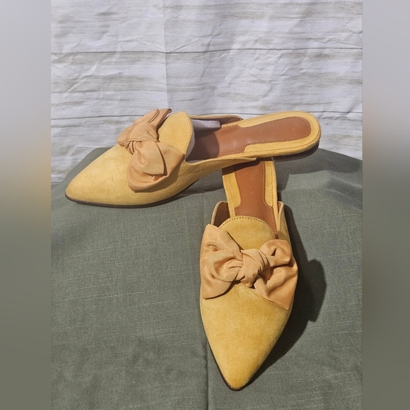 Elegant Yellow Mules with Bow Detail - Picture 2 of 13